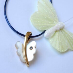 Pendentif Papillon Nacre et Saphir
