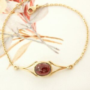 Bracelet or et grenat cabochon